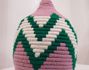 Panier berbère marocain fait main : décoration bohème tissée avec pampille