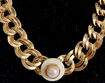 Vintage Vtg 1980’s Monet Chunky Gold Tone Chain With Faux Pearl Center Double Link Choker Necklace