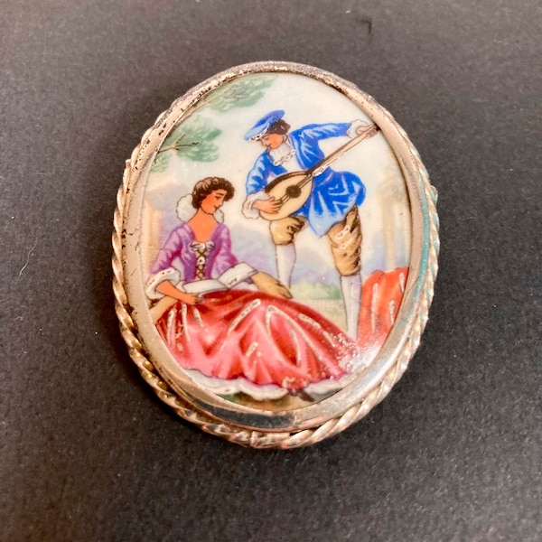 vintage Limoges Renaissance Courting Couple Peint à la main Broche en porcelaine Pin 1.5 « Français Style Bijoux pour femmes