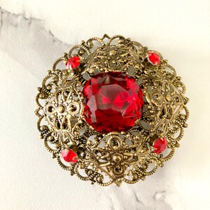 Vintage Vtg tjeckisk eller västtysk filigranbrosch kupolformad guldfärgad röd strass stor uttalande rund cirkel nål SE