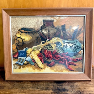 Tapiz enmarcado vintage de los años 80, 16x13 cm, naturaleza muerta con temática del suroeste, macetas, maíz, chiles y pimientos. LEER