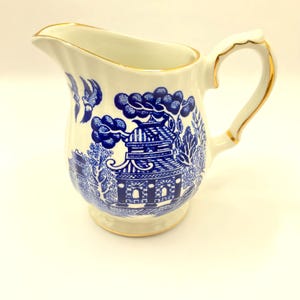 Vintage Vtg Sadler Blue Willow Creamer 3.5” England English Gold Trim Ribbed Pitcher Ewer Oriental Blue White Chinoiserie