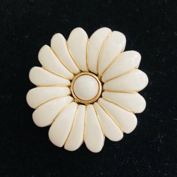 Vintage VTG Trifari 1.5” Costume Daisy Flower Ivory Cream  display picture 2