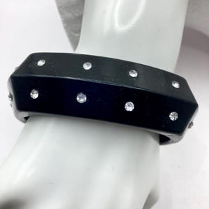 Vintage Vtg svart strass-nittat akrylarmband storlek 8,75 fyrkantiga hörn geometriskt stapelbart