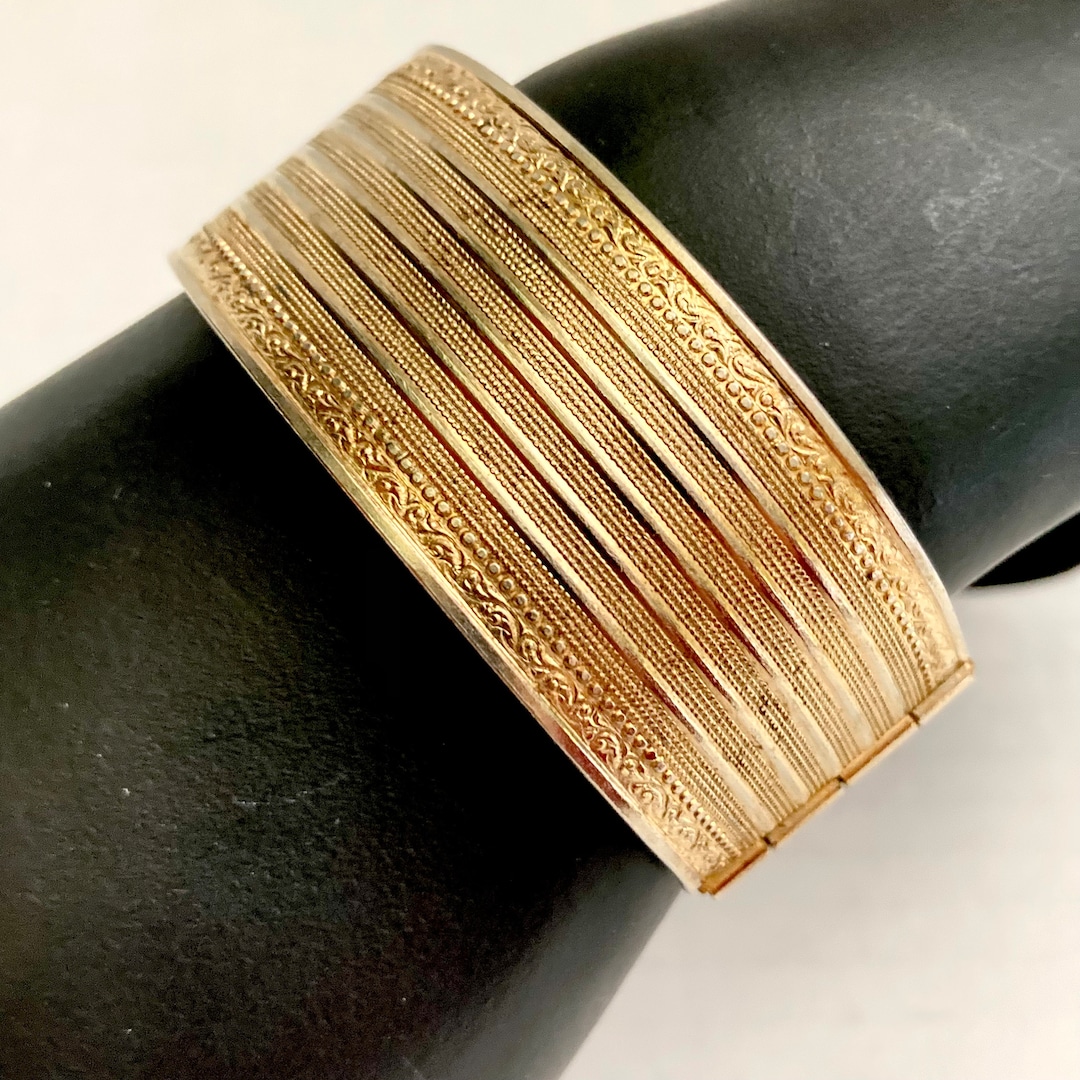 Vintage Vtg Gold Tone Hinged Cuff Bracelet Bangle Sz 7.25 Feminine