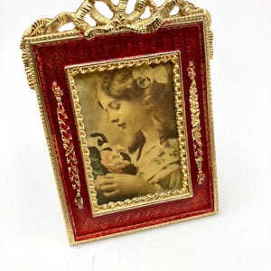 Puede incluir: Una taza de cerámica blanca con un asa negra y el texto "But First, Coffee" en negrita negra. La taza está sobre una superficie blanca. La taza mide 10 cm de alto.