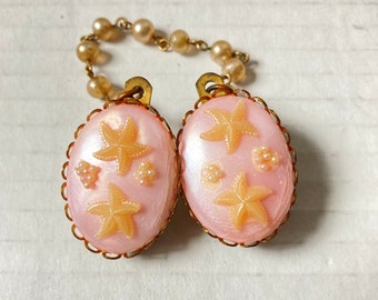 Vintage Vtg 1950&#39;s Cetim Rosa Lucite Praia Tema Estrela Do Mar Dourado Tons De Suéter Capa Envoltório Clipes Guarda VER