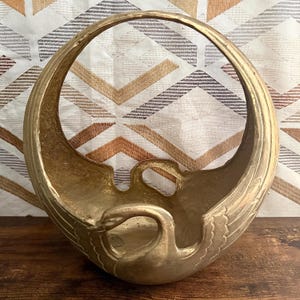 Stor vintage mässingsblomkorg med svan, 23x25 cm, Art Deco-revival, Hollywood Regency, runt handtag.