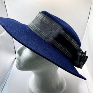 Vintage Vtg Miss Bierner 1980's Hat 100% Wełna Michael Howard USA Niebieski Szeroki Rondo Czarna Wstążka Kokarda Formalny Kościół Ślub ZOBACZ
