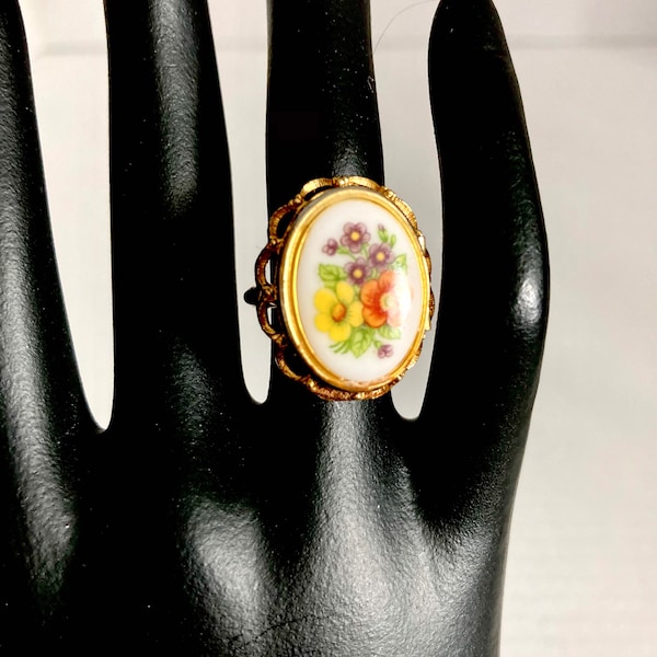 vintage Vtg Avon Locket Ring festonné ton or filigrane Halo Floral Center sur blanc des années 1970 Sz 4.5