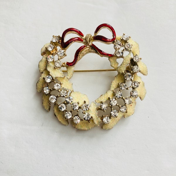 Vintage VTG 1980’s White Cream Ivory Glittered Enamel Prong Set Rhinestones Christmas Xmas Wreath Brooch Pin