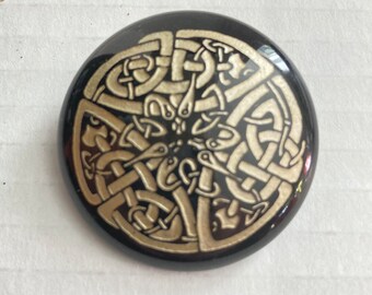 Broche vintage com nó celta, serpente esculpida em pedra basáltica, redondo, estilo vitoriano, inspirado em luto, broche assinado Joy