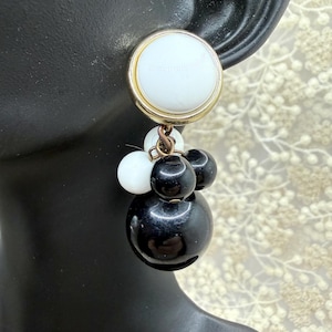 Pendientes vintage de los años 80 con cuentas de burbujas, colgantes de 2,25 pulgadas, cuentas acrílicas blancas y negras, metal dorado, sin cierre.