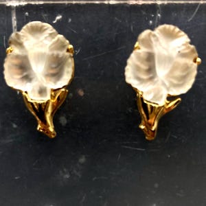 Vintage VTG Avon Frosted White Lucite Moonglow Flower Pierced Post Stud Earrings Huggie Gold Tone 1970&#39;s sierlijke kleine iriserende