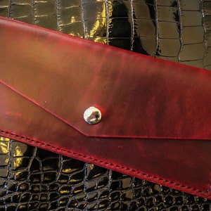 Cartera Snap de cuero rojo y negro