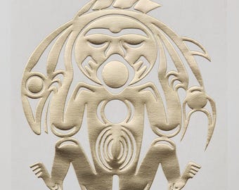 Puede incluir: Una impresión dorada de una figura estilizada con un salmón, titulada "Man and Salmon". La impresión está firmada "Lorn E. Pitt" y numerada "512/1000".