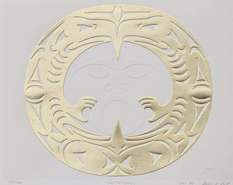 Puede incluir: Una impresión de color dorado de un diseño circular con una cara estilizada en el centro. El diseño está formado por formas geométricas y líneas. La impresión se titula "Hombre y Mujer" y está firmada por el artista.