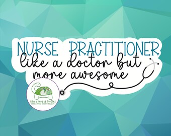 Può includere: Un adesivo con sfondo turchese e testo bianco che recita "NURSE PRACTITIONER like a doctor but more awesome". Un stetoscopio nero è disegnato attorno al testo. Un piccolo cerchio con una grafica di tartaruga verde e il testo "Like a Herd of Turtles" si trova nell'angolo in basso a sinistra.