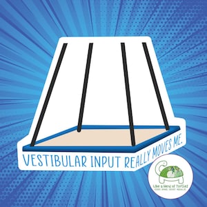 Puede incluir: Una pegatina azul y blanca con un contorno negro de un columpio. El texto "VESTIBULAR INPUT REALLY MOVES ME." está impreso en la pegatina. La pegatina también incluye un logotipo con el texto "Like a Herd of Turtles".