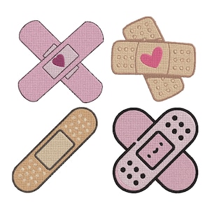 Puede incluir: Cuatro diseños de vendajes bordados. Dos vendajes rosas están cruzados, uno con un corazón. Dos vendajes color canela están cruzados, uno con un corazón. Un vendaje color canela es recto. Un vendaje rosa está cruzado con una cara sonriente.