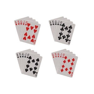 Op de afbeelding: Vier waaierende sets speelkaarten, elk met een andere kleur: harten, klaveren, schoppen en ruiten. Elke set toont de Aas, Koning, Vrouw, Boer en 10 van de kleur. De kaarten zijn wit met zwarte en rode symbolen.