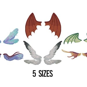 Op de afbeelding: Een assortiment geborduurde vleugelontwerpen in verschillende kleuren, waaronder rood, groen, blauw en wit. De tekst "5 SIZES" staat eronder. Deze ontwerpen zijn waarschijnlijk bedoeld voor knutselen of versiering.