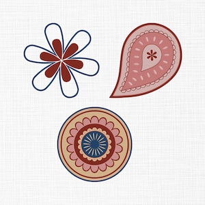 Op de afbeelding: Drie decoratieve bloemen- en paisley-ontwerpen in tinten rood, roze, blauw en bruin. De ontwerpen omvatten een bloem met zes bloembladen, een druppelvormige paisley en een cirkelvormig patroon met een bloemenmiddelpunt, allemaal tegen een witte achtergrond.