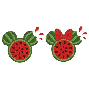 Op de afbeelding: Twee watermeloen-thema ontwerpen in de vorm van een muizenkop. Eén heeft een rode strik, de andere niet. Beide hebben groene schiloren en een rood, gezaaid midden. De ontwerpen hebben een hap uit de watermeloen.