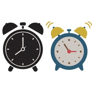 Puede incluir: Dos despertadores bordados. Uno es negro con detalles blancos, el otro es azul con campanas amarillas y una manecilla roja. Los relojes están sobre un fondo blanco.