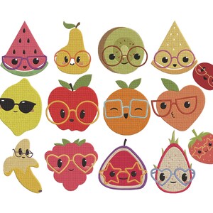 Op de afbeelding: Een set van 12 fruit illustraties met cartoon gezichten die brillen dragen. De vruchten omvatten een watermeloen, peer, kiwi, citroen, appel, sinaasappel, perzik, banaan, aardbei, drakenfruit en granaatappel.