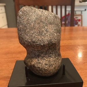 Äkta indiskt yxhuvud från Kentucky. Granit.