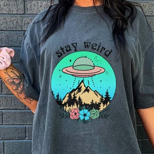 Comfort kleuren, Stay Weird Alien T-Shirt, Grappige Unisex Crewneck Alien Shirts, Retro Kleurrijke Shirts voor Vrouwen, Grappige Rare Shirts