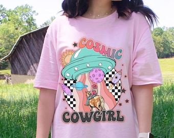 コズミック カウガール コンフォートカラー Tシャツ ヴィンテージ ナッシュビル バチェロレット 風変わり 面白い バチェロレット レトロ カントリー ウエスタン Tシャツ カウガール バチェロレット