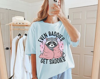 Camiseta Even Baddies Get Saddies, Camiseta engraçada Meme Camiseta Mental Camiseta Ansiedade Camiseta TDAH Amante de guaxinins Estética Preppy Conforto Cores