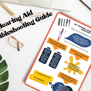 Könnte beinhalten: Ein Leitfaden zur Fehlerbehebung für Hörgeräte mit dem Titel "Hearing Aid Troubleshooting Guide". Der Leitfaden enthält Schritte zur Fehlerbehebung und Diagramme, mit dem Wort "HELP!" oben. Der Leitfaden liegt auf einer weißen Oberfläche mit einem Stift, einer Brille und einer Kaffeetasse.
