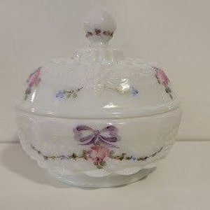 Westmoreland &quot;Roses and Bows&quot; milk glass covered box