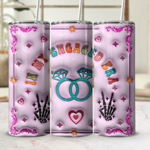 Könnte beinhalten: Drei rosafarbene Edelstahlbecher mit weißem Hintergrund und buntem Text, der "I'm My Engaged Era" lautet. Die Becher haben ein rosafarbenes und weißes Blumenmuster und eine schwarze Skeletthand-Grafik.