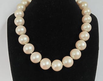 Elegant vintage Monet simulated large pearl single strand choker style necklace- cream