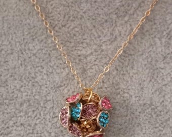 Vintage gold tone pendant necklace with multicoloured stones