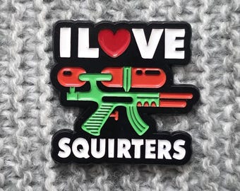 I Love Squirters - Épinglette en métal émaillé - Parodie drôle