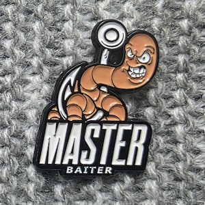 Master Baiter - Metall Emaille Anstecknadel - Lustiges Angeln