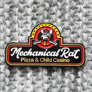 Mechanische Ratte Pizza & Kind Kasino - Metall Emaille Anstecknadel - Lustige Parodie