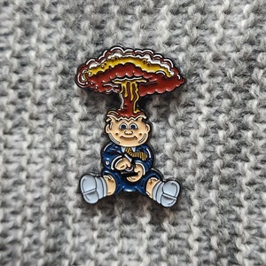 Vuilnisemmer kinderen - Adam Bomb - GPK - metalen geëmailleerde reversspeld