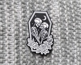 Skeleton Love - Kissing, Romance - Metal Enamel Lapel Pin