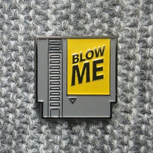 Blow Me - cartouche de jeu NES - épinglette en métal émaillé - parodie drôle rétro