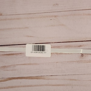 May include: A white ribbon cable with blue connectors on each end. The cable has a label with the text "GF-ASM-002R2-XP".