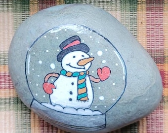Globo de nieve con muñeco de nieve y base plateada / Roca pintada