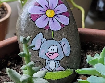 Ratón con flor morada / Roca pintada