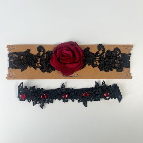 Ensemble jarretière de mariage en dentelle noire | Gemmes roses et rouges, faites main