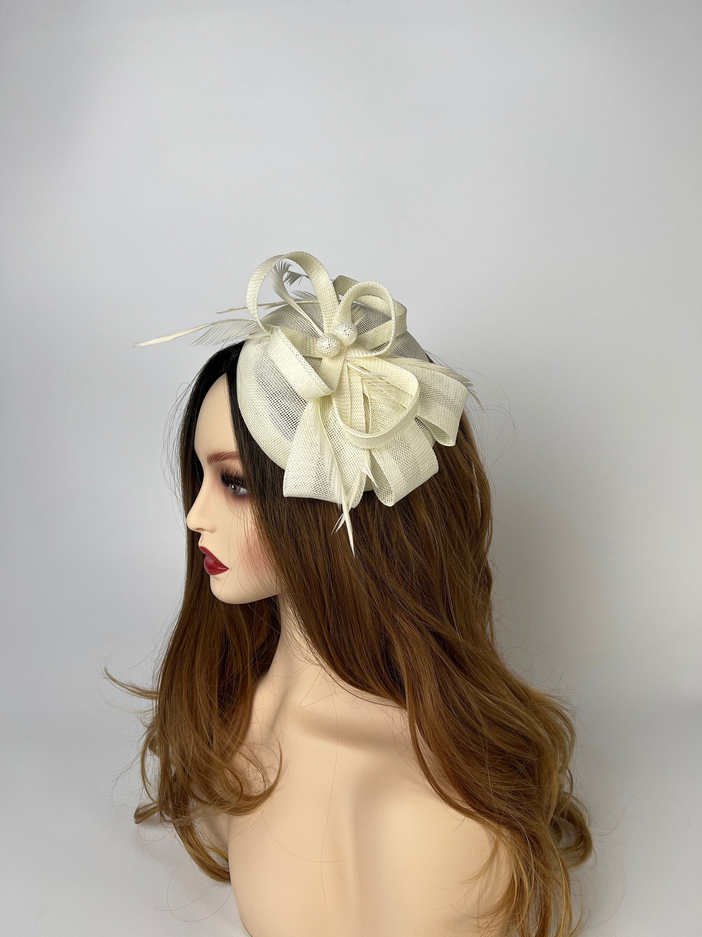 Fascinador de marfil / sombrero de fiesta de té para mujer, sombrero de iglesia, sombrero derby de Kentucky, sombrero de lujo, sombrero de fiesta de té, sombrero de boda, con clip y banda para el cabello